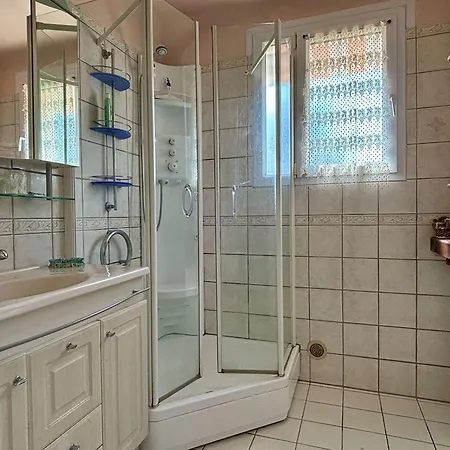 Apartment Familial Climatise Avec Terrasse, 2 Chambres, A 8 Km De La - - Fr-1-225-737